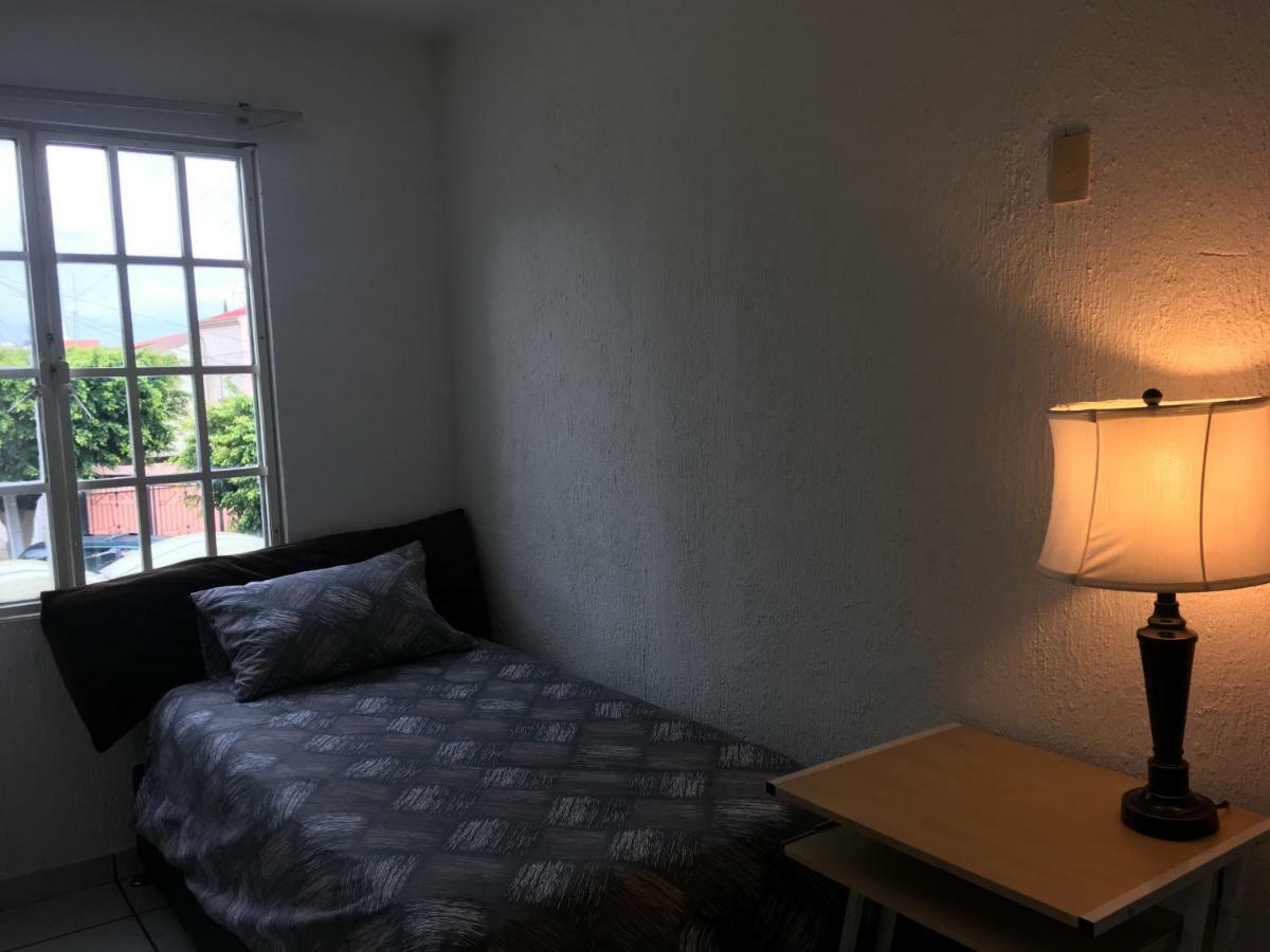 Casa Bravia - Hostal Para Mujeres กัวดาลาฮารา ภายนอก รูปภาพ