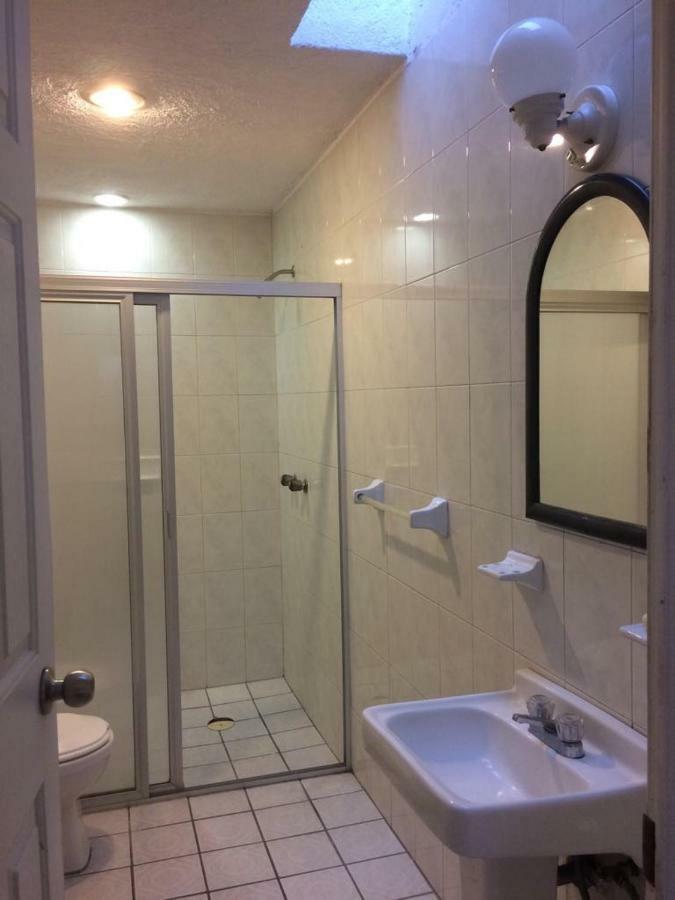 Casa Bravia - Hostal Para Mujeres กัวดาลาฮารา ภายนอก รูปภาพ